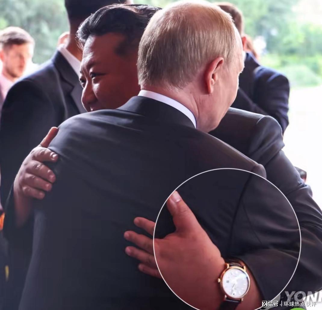 金正恩被曝佩戴价值10万瑞士名表，金与正背价值5万迪奥手提包