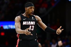 科尔称赞阿德巴约：他是一名世界级的防守者 他控制了比赛