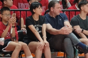 福建伍总和主帅凯撒现身CUBAL赛场 网友称是观看华大和北体二番战